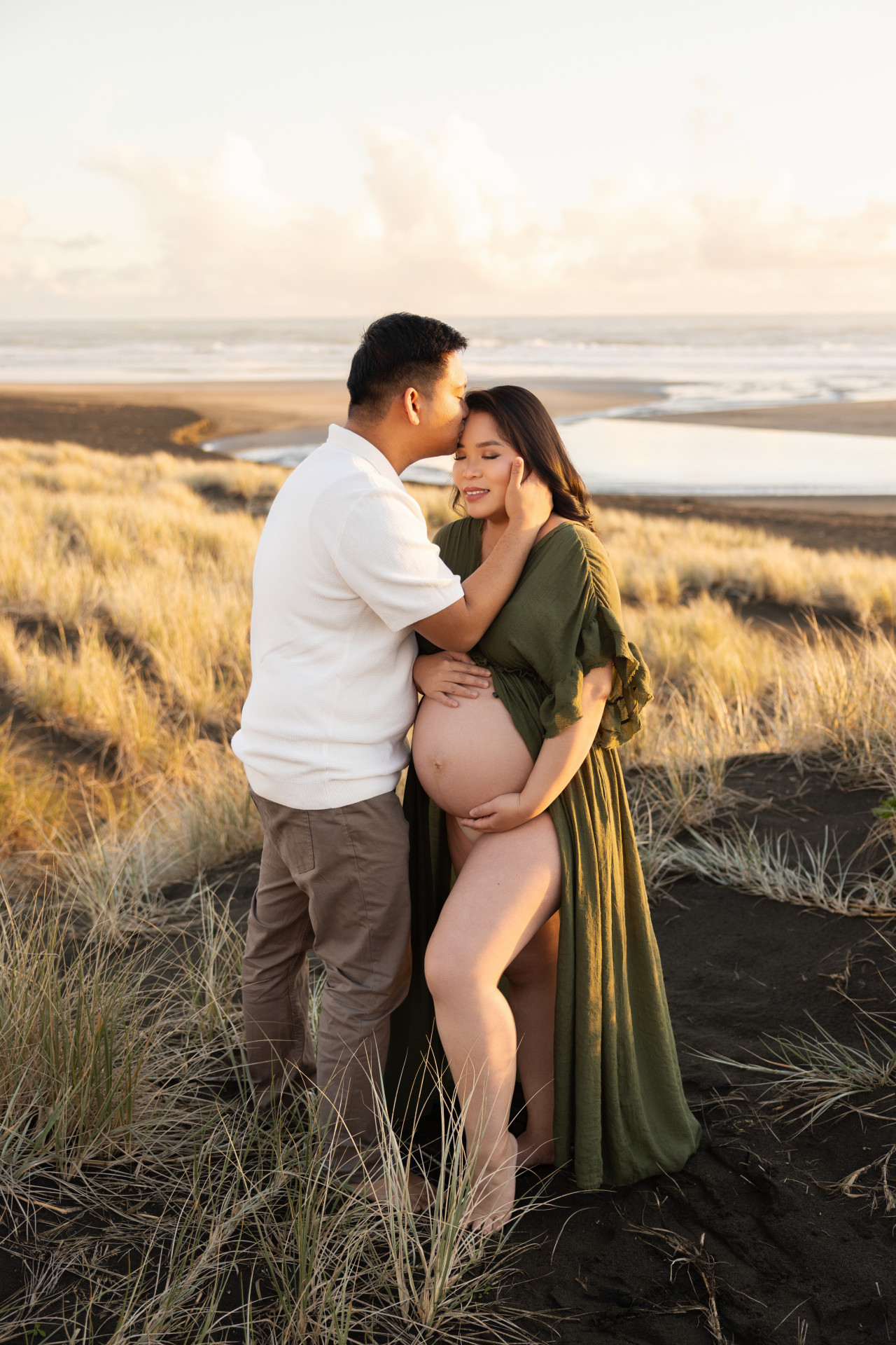 pregnant couple cuddling